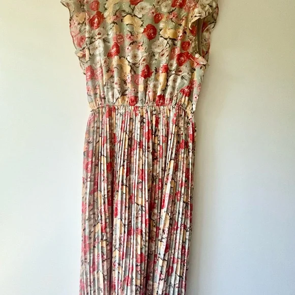 Floral dress with flutter sleeve and pleated skirt - Picture 2 of 9